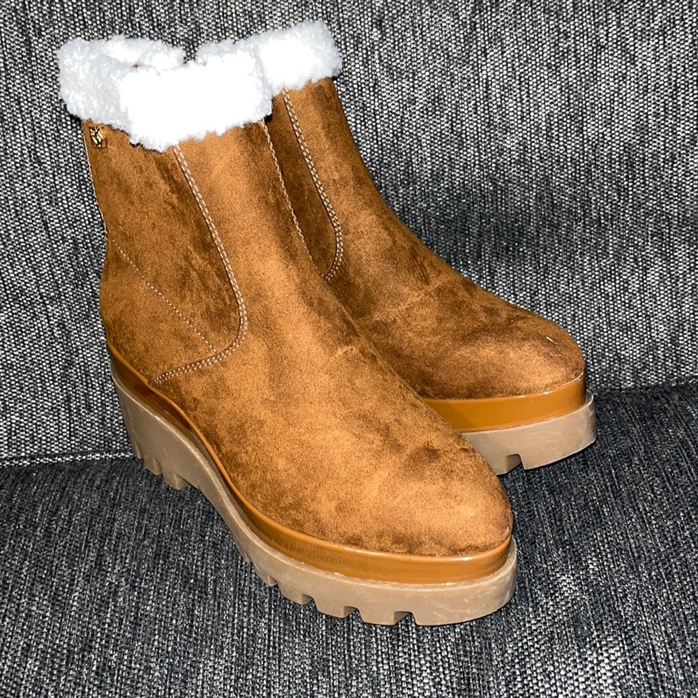 DKNY chunky heel of the moment fall/winter boots Brand new and super comfort